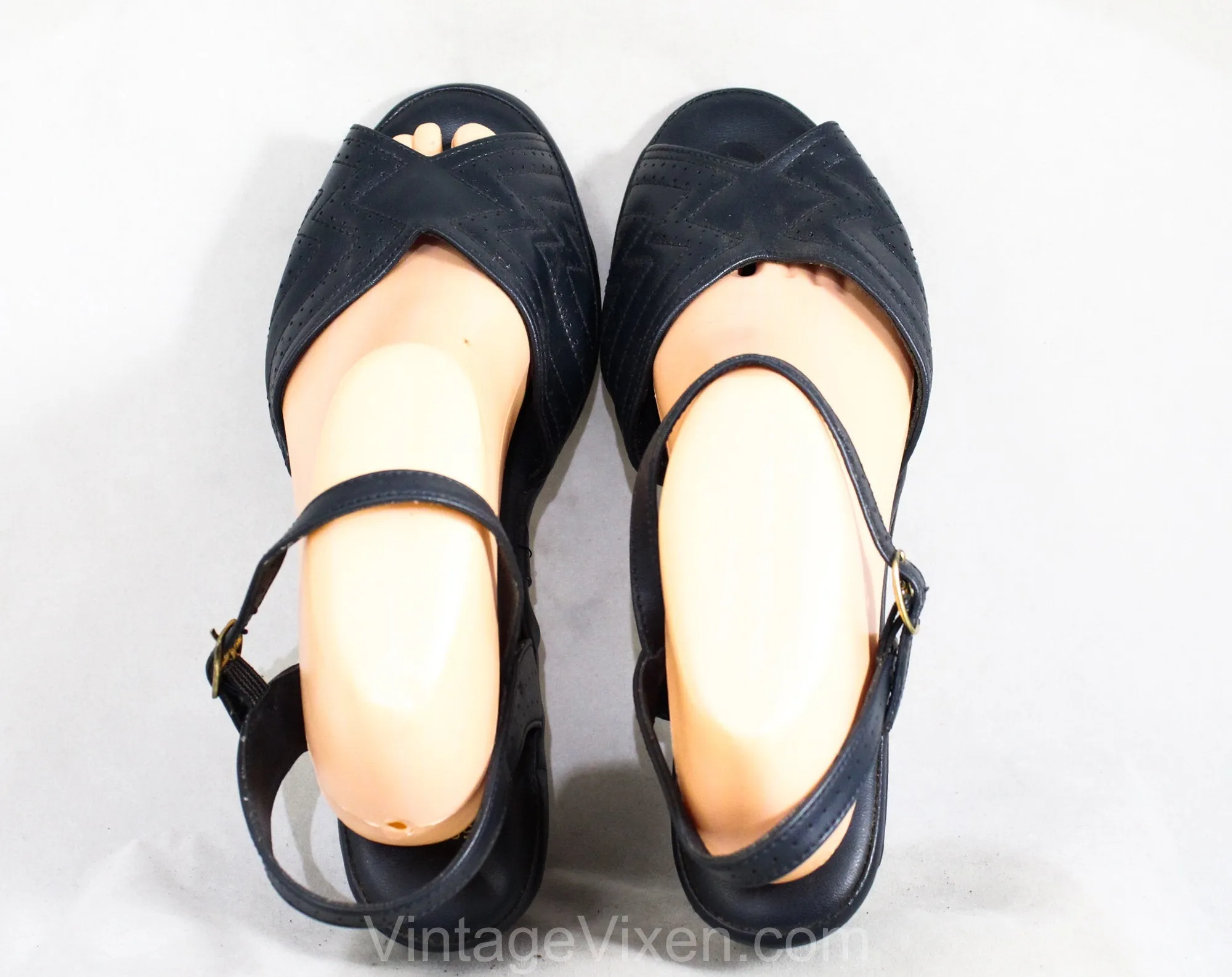 Size 9 Deco Navy Sandal - 30s Style 1970s Shoe - Dark Blue Zig-Zag Stitching - Wide Width Slingback Heels - Peep Toe 70s 80s Deadstock - 9WW